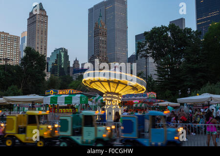 Victorian Gardens, Karneval Fahrten im Central Park mit Skyline im Hintergrund, NYC Stockfoto