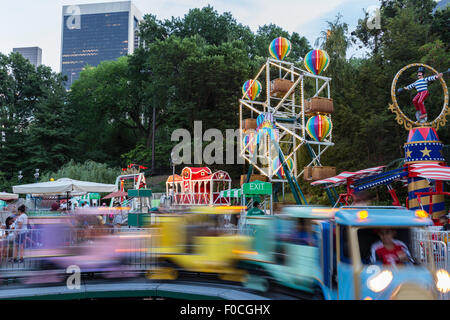 Victorian Gardens, Karneval Fahrten im Central Park mit Skyline im Hintergrund, NYC Stockfoto