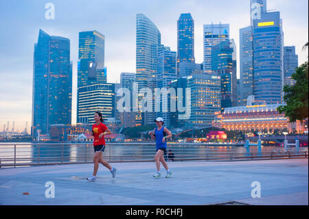 Nicht identifizierte Personen Runnig vor Singapur in Singapur. Stockfoto