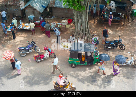 Draufsicht auf stark befahrenen Straße in Sri Lanka in Galle, Sri Lanka. Stockfoto