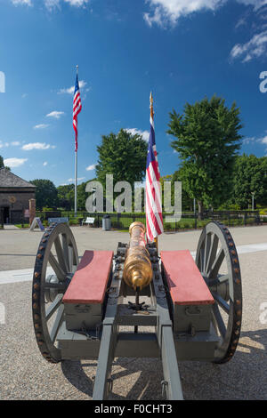 REPLIK DES ACHTZEHNTEN JAHRHUNDERTS SECHS PFUND KANONE FORT PITT MUSEUM EINGANG POINT STATE PARK PITTSBURGH PENNSYLVANIA USA Stockfoto