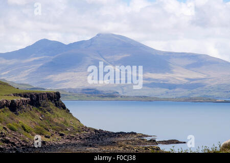 Blick über über Loch Tuath zum höchsten Berg Ben More. Kilninian Isle of Mull Inneren Hebriden Western Isles Schottland, Vereinigtes Königreich Stockfoto