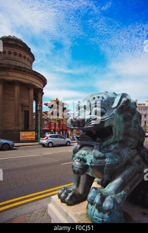 Chinese Imperial Guardian Löwe auf Gt George Street nahe dem Eingang zu Chinatown Liverpools. Stockfoto