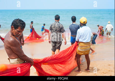 Fischer ziehen net aus dem Ozean. Stockfoto