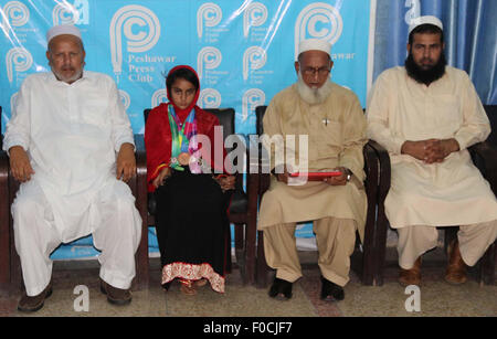 Olympian Nayab Bibi, die Goldmedaille bei den Special Olympics-2015 in Los Angeles, gibt bekannt, um ihren Sieg und Goldmedaille Märtyrer der Armee Public School, während einer Pressekonferenz in Peshawar auf Mittwoch, 12. August 2015 zu widmen. Stockfoto