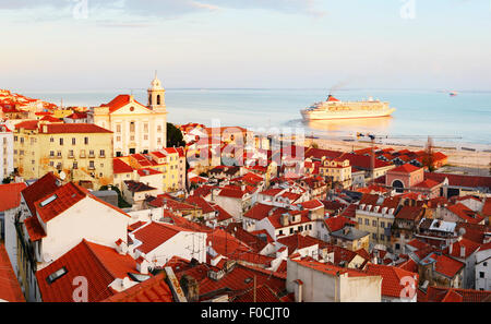 Blick auf Lissabon Altstadt und Abfahrt des Kreuzfahrtschiffes bei Sonnenuntergang, Portugal Stockfoto