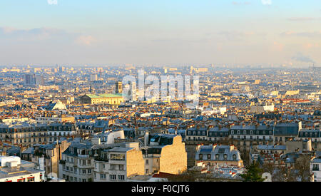 Skyline von Paris. Blick vom Heiligsten Herzen Basilika des Montmartre (Sacré-Coeur). Stockfoto