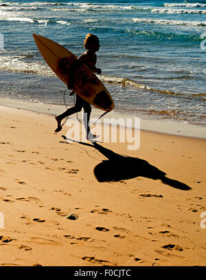 Surfer am Strand zum Meer hin. Portugal Stockfoto