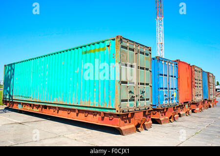 Stapel von Containern an den Docks in den Tag Stockfoto