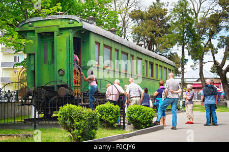 Touristen besuchen den Waggon Stalin vor dem Museum von Stalin. Stockfoto