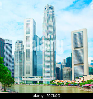 Singapur-Kai mit hohen Wolkenkratzern in Downtown Core Stockfoto