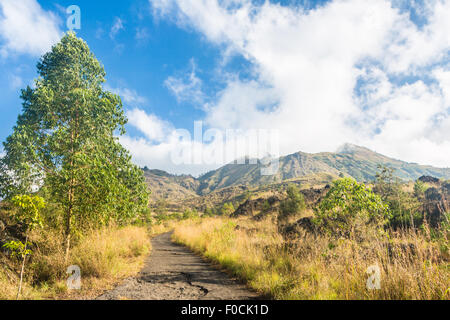 Auf dem Wanderweg zum Gipfel des Vulkans Batur in der Nähe der Ortschaft Kintamani in Bali, Indonesien Stockfoto