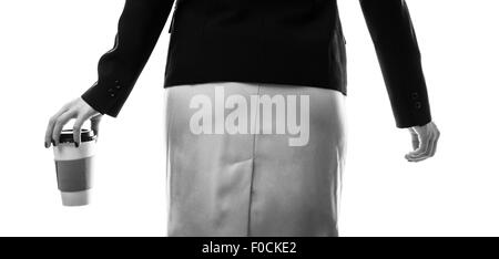 Nahaufnahme Schuss von einem Businesswomans Bum in der einen Hand hält sie einen Pappbecher Kaffee Stockfoto