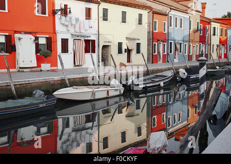 Terrasse von Burano Häuser spiegeln sich in Kanal venezianischen Lagune Veneto Italien Europa Stockfoto