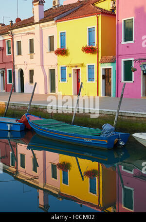 Bunt bemalten Burano Häuser spiegelt sich in einem Kanal venezianischen Lagune Veneto Italien Europa Stockfoto