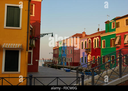 Dawn Sonnenlicht leuchtet die Fassaden der bunt bemalten Häusern Burano venezianischen Lagune Veneto Italien Europa Stockfoto