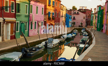 Sonnenaufgang an einem Kanal, gesäumt von traditionellen bunt bemalten Häusern Burano venezianischen Lagune Veneto Italien Europa Stockfoto