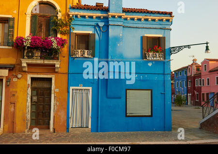 Bunte Häuser und quadratischen Burano venezianischen Lagune Veneto Italien Europa Stockfoto