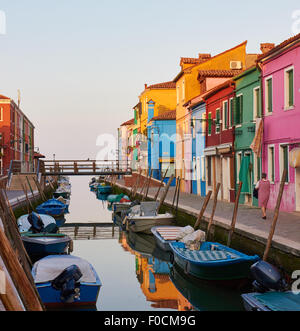 Sonnenaufgang an einem Kanal, gesäumt von traditionellen bunt bemalten Häusern Burano venezianischen Lagune Veneto Italien Europa Stockfoto