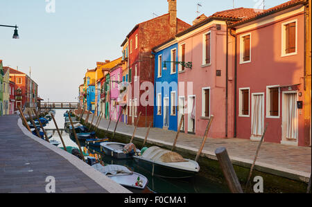 Sonnenaufgang an einem Kanal, gesäumt von traditionellen bunt bemalten Häusern Burano venezianischen Lagune Veneto Italien Europa Stockfoto