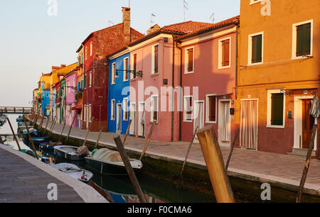 Sonnenaufgang an einem Kanal, gesäumt von traditionellen bunt bemalten Häusern Burano venezianischen Lagune Veneto Italien Europa Stockfoto