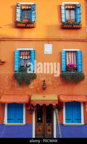 Orange Haus mit blauen Fensterläden Burano venezianischen Lagune Veneto Italien Europa Stockfoto