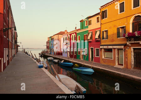 Sonnenaufgang an einem Kanal, gesäumt von traditionellen bunt bemalten Häusern Burano venezianischen Lagune Veneto Italien Europa Stockfoto