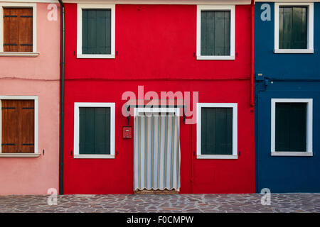 Rosa rot und blau bemalten Häusern in Folge Burano venezianischen Lagune Veneto Italien Europa Stockfoto