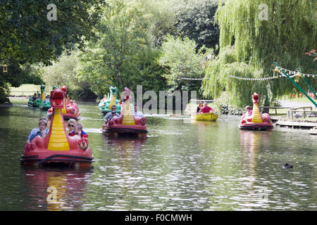 Familien hausieren Dragon hausieren Boote auf See Stockfoto