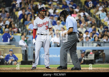 Los Angeles, CA, USA. 11. August 2015. Washington Nationals linker Feldspieler Michael Taylor #3 teilt einen lachen mit nach Hause Schiedsrichter CB Bucknor im Spiel zwischen den Washington Nationals und die Los Angeles Dodgers, Dodger Stadium in Los Angeles, CA. Fotograf: Peter Joneleit © Csm/Alamy Live-Nachrichten Stockfoto
