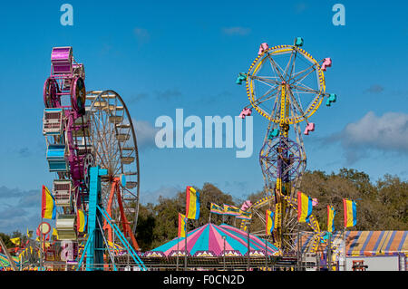 Bild von Fahrten auf einem Kleinstadt-Jahrmarkt Stockfoto