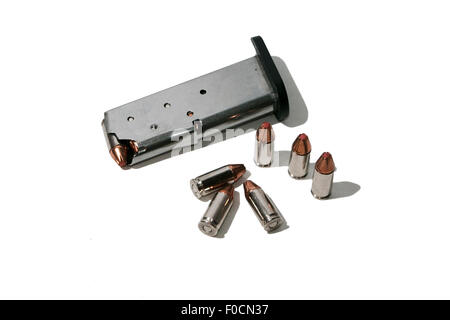 6 - 9 mm Kugeln mit einer geladenen Magazin auf weißem Hintergrund Stockfoto