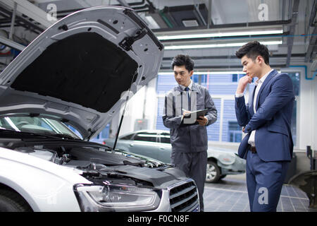Auto-Mechaniker und Auto-Besitzer Stockfoto
