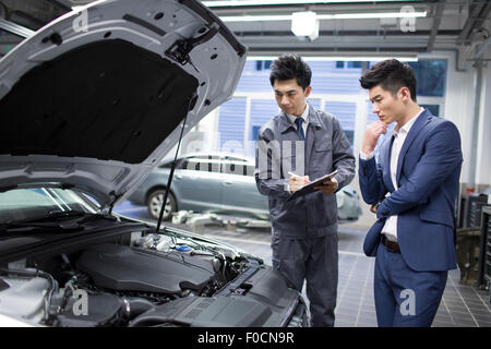 Auto-Mechaniker und Auto-Besitzer Stockfoto