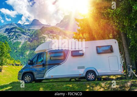 Wohnmobil Camping. Klasse B europäischen Stil Wohnmobil Wohnwagen. Camper Van Reise. RV Sommerabenteuer. Stockfoto