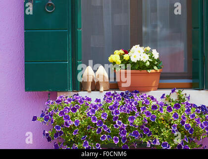 Paar Damen Plateauschuhe auf der Fensterbank von bunten Haus Burano venezianischen Lagune Veneto Italien Europa Stockfoto