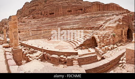 180° Blick auf das Theater in Petra, ursprünglich hellenistischen im Design, aus dem 1. Jahrhundert n. Chr. von den Römern dann aktualisiert. Stockfoto