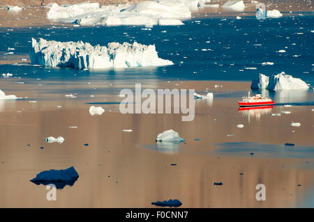 Expeditionsschiff in Eisbergen Fjord - Scoresby Sound - Grönland Stockfoto