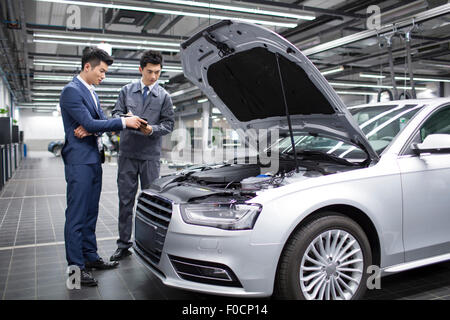 Kfz-Mechaniker im Gespräch mit Kfz-Halter Stockfoto