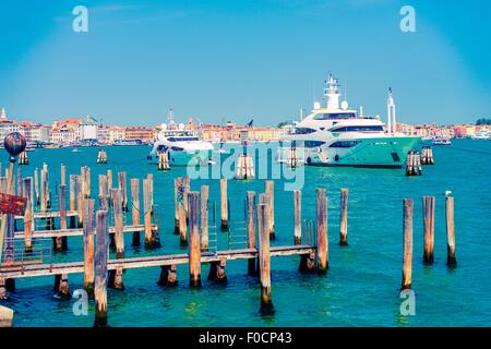 Yachten in Venedig, Italien. Bacino Di San Marco Platz. Stockfoto