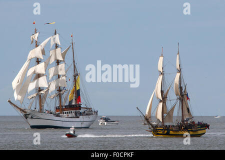 Bremerhaven, Deutschland. 12. August 2015. Die Silingen Schiffe "Guayas", hinterlassen, aus Equador und das Tschechische "La Grace' Segel während der Öffnung Parade an der Weser in der Nähe von Bremerhaven, Norddeutschland, Mittwoch, 12. August 2015. Etwa 300 Schiffe beteiligen sich die Parade, die das Festival eröffnet. Bildnachweis: Focke Strangmann/Alamy Live-Nachrichten Stockfoto