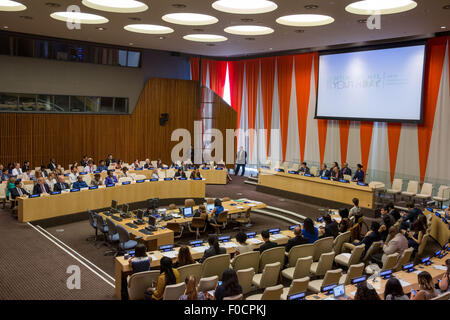 New York, USA. 12. August 2015. Foto aufgenommen am 12. August 2015 zeigt, dass das Gedenken an International Youth Day 2015 an das UN-Hauptquartier in New York statt. UN-Generalsekretär Ban Ki-Moon am Mittwoch fordert junge Menschen auf der ganzen Welt, um ihre Stärke zu nutzen, um neue nachhaltige Entwicklungsziele der UNO voranzutreiben. © Li Muzi/Xinhua/Alamy Live-Nachrichten Stockfoto