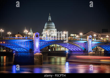 Str. Pauls Kathedrale Wahrzeichen Londons stossen hinter Southwark Bridge, London, England. Stockfoto