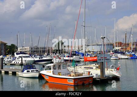 Sportboote vor Anker in der Marina in Weymouth, Dorset, England Stockfoto