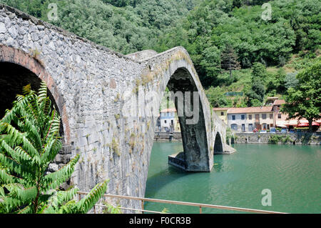 Die mittelalterliche Ponte della Madalena, oder des Teufels-Brücke über den Fluss Serchio ein Borgo ein Mazzano, in der Nähe von Bagni de Lucca, Toskana. Stockfoto