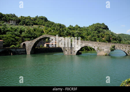 Die mittelalterliche Ponte della Madalena, oder des Teufels-Brücke über den Fluss Serchio ein Borgo ein Mazzano, in der Nähe von Bagni de Lucca, Toskana. Stockfoto