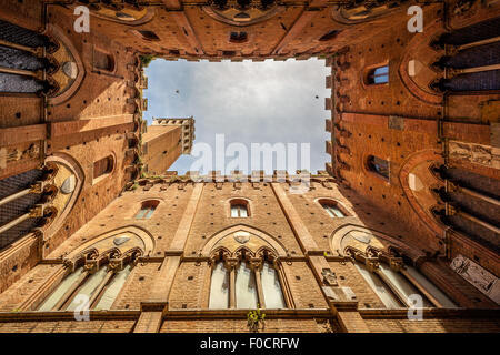 Blick von innen den Torre del Mangia Turm in Siena, in der Region Toskana in Italien. Stockfoto