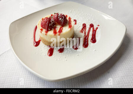 White Chocolate Käsekuchen mit mit frischen Erdbeeren serviert im Le Mercury Restaurant in Angel, North London. Stockfoto