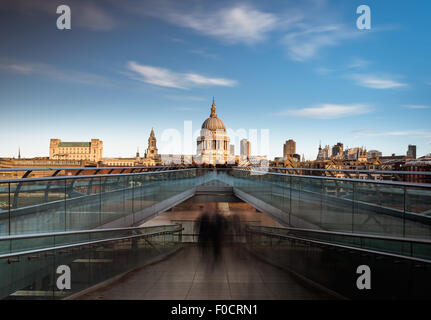 St. Pauls Cathedral angesehen von der Millennium Bridge über die Themse, London, England. Stockfoto