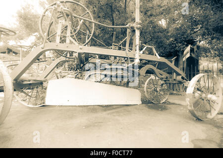 Ein antikes Grader im Casa de Fruita Orchard Resort in der Nähe von Gilroy, Kalifornien Stockfoto